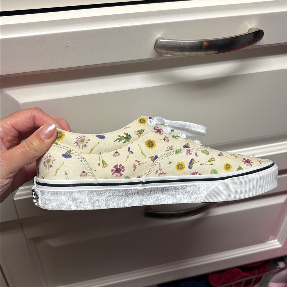 Vans women’s size 7 Floral White Sneakers - Picture 3 of 3